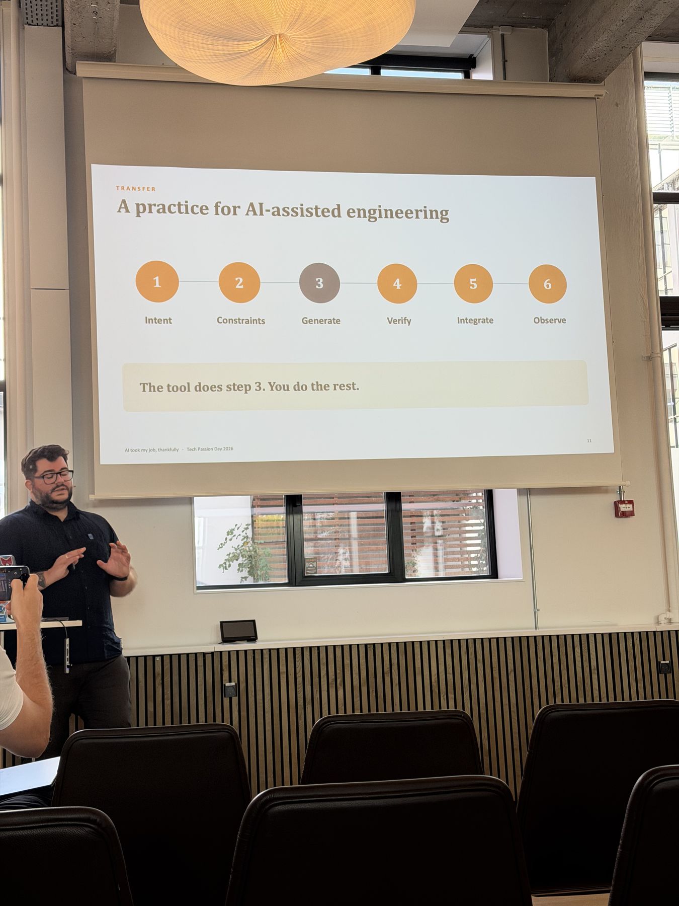Diapositiva A practice for AI-assisted engineering, con seis pasos: Intent, Constraints, Generate, Verify, Integrate y Observe, y la frase The tool does step 3. You do the rest.